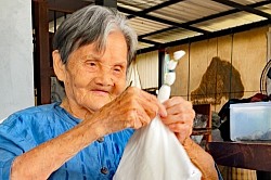 ホーンばーちゃん / 包装用風呂敷の絞り染め担当